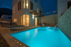 Villa Sunny Bo with a pool, hot tub and roof terrace